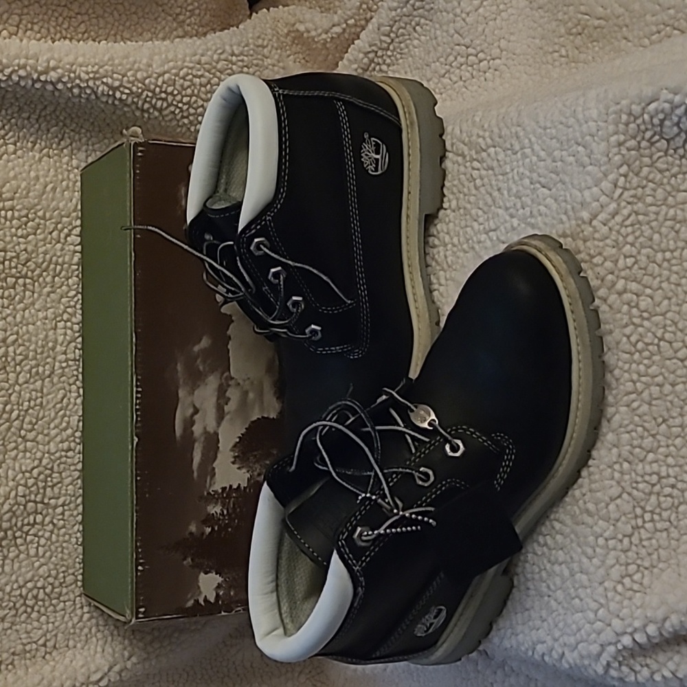Timberland boots ladies leather black and white 8.5 gently used with box